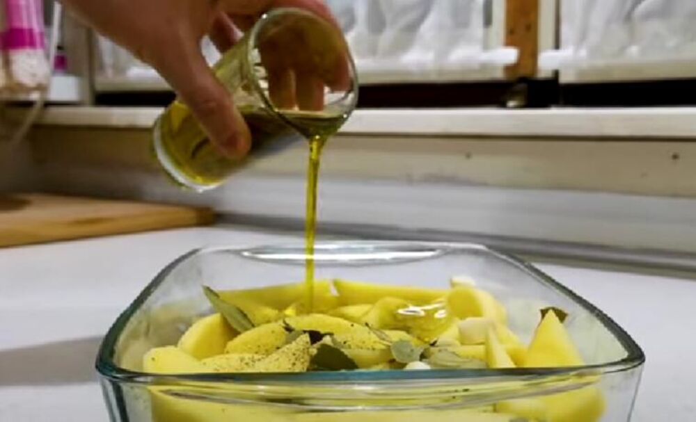 Maslinovo ulje preko krompira, belog luka i lovorovog lista