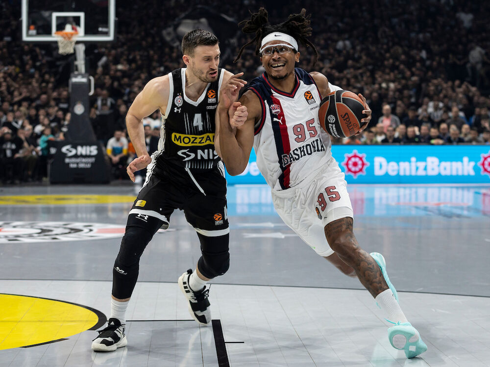 Čima Moneke (desno) na utakmici Partizana i Baskonije u Evroligi u sezoni 2023/24