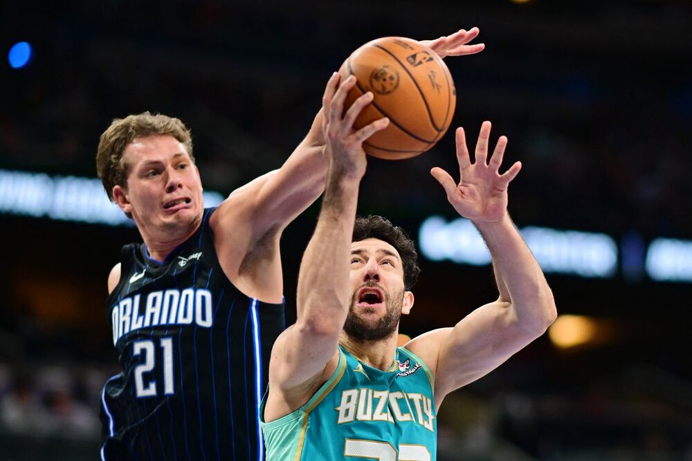 Vasilije Micić (desno) na utakmici Orlanda i Šarlota