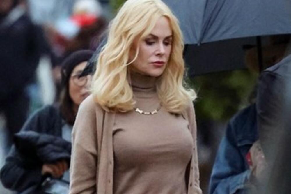 HALTERI ĆE VAM ULEPŠATI DAN, PLAVUŠA (56) NIJE REALNA: Raširila NOGE u NAJLONKAMA i nije baš za MALOLETNE