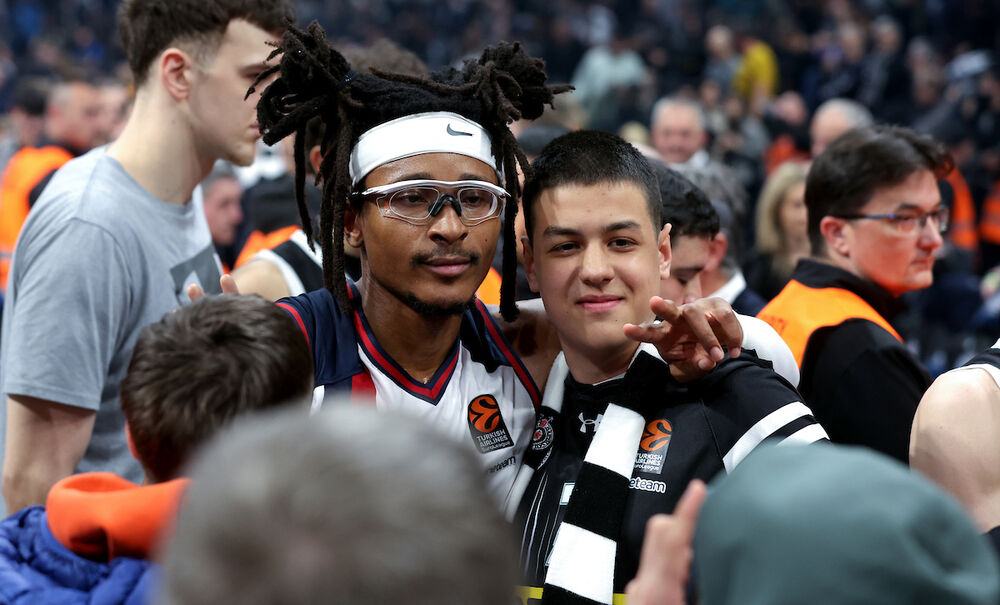 Moneke sa navijačima Partizana