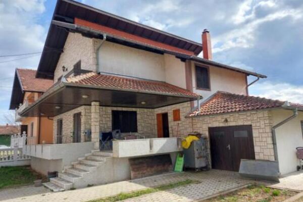 "KUPI SAD, PLATI BILO KAD" - KUĆU OD 250 KVADRATA PRODAJE NA RATE! Uz to i plac od 7 ari, ali i garažu i podrum