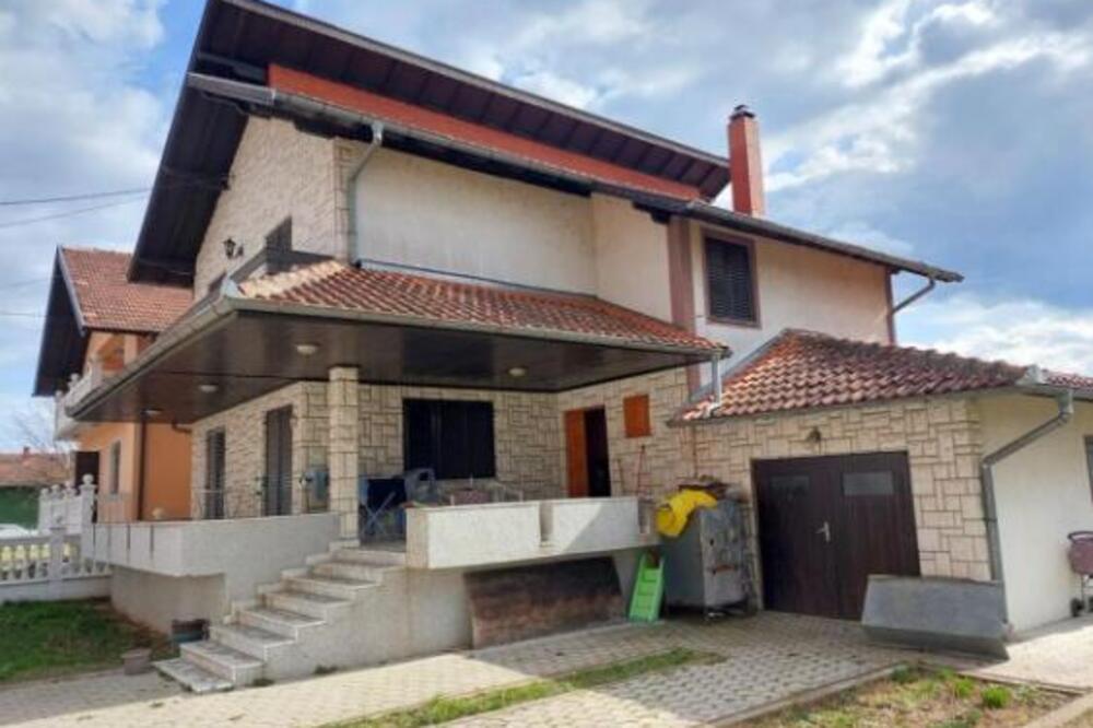 "KUPI SAD, PLATI BILO KAD" - KUĆU OD 250 KVADRATA PRODAJE NA RATE! Uz to i plac od 7 ari, ali i garažu i podrum