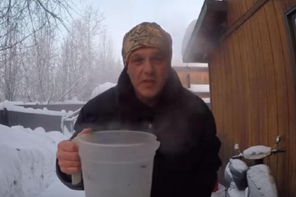 BILO JE MINUS 52 STEPENA, A ON JE IZAŠAO NAPOLJE I PONEO OVO: Proverite zašto ceo svet gleda jedan snimak
