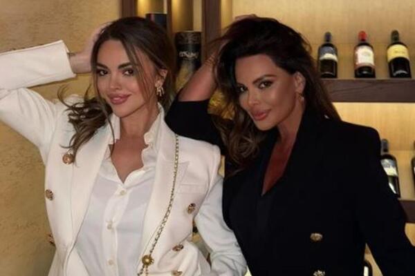 GLEDAJ MAJKU, BIRAJ ĆERKU: Sonja proslavila 48. rođendan i to BAŠ GALA, a o izgledu nje i NASLEDNICE svi BRUJE