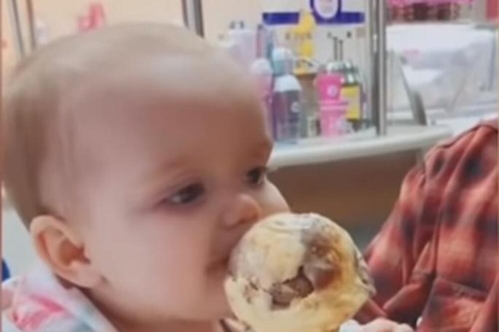 BEBA JE PRVI PUT PROBALA SLADOLED, A U JEDNU STVAR SVI GLEDAJU: Da li je moguće da se ovo desilo? (VIDEO)