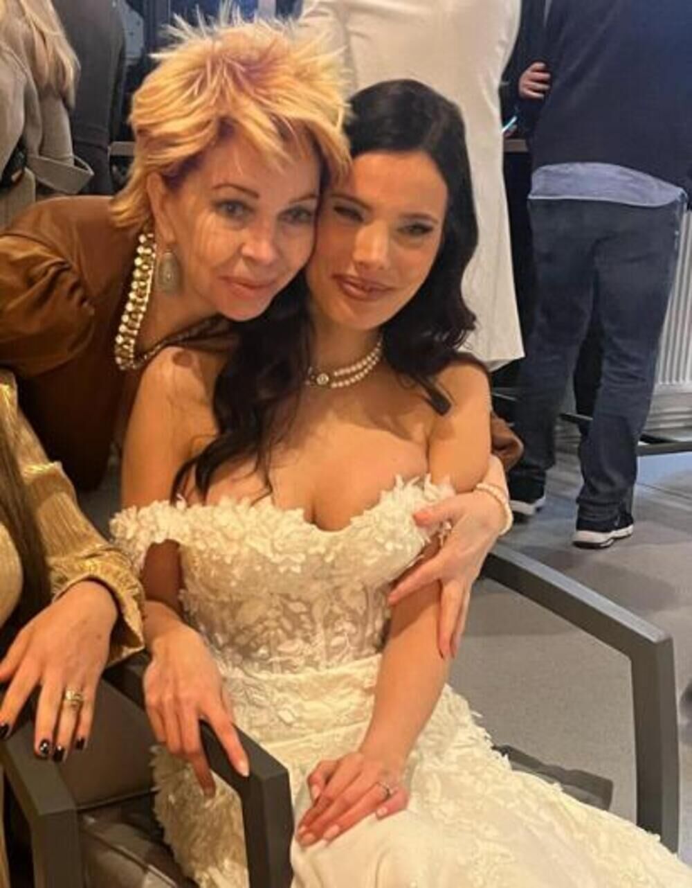 Teodora Bjelica u zagrljaju majke Gordane