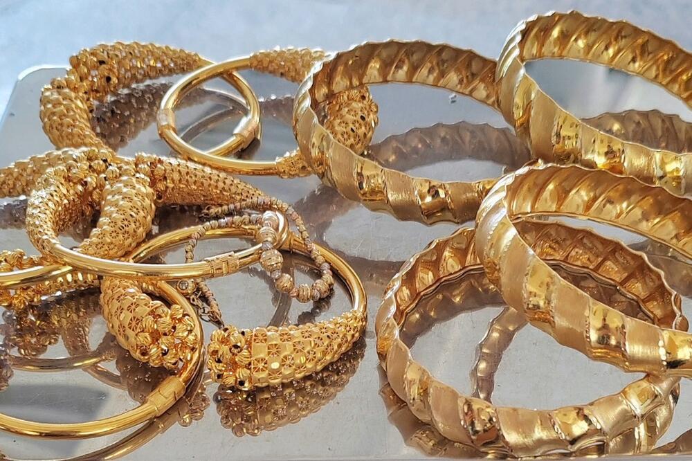 UPRAVA CARINA AUTO VREDAN 1.500 € PRODAJE ZA 300 €: Građani se utrkuju da prođu ŠTO JEFTINIJE, ima svega