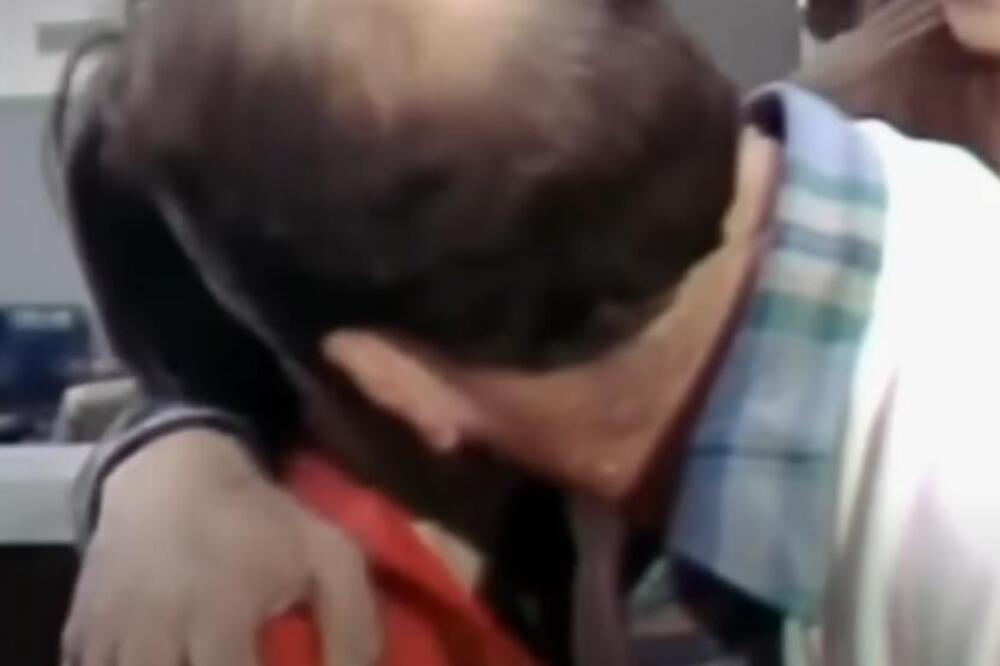 OTAC PRED KAMERAMA UŽIVO UBIO ČOVEKA KOJI MU JE OTEO I SILOVAO SINA! Izvadio pištolj, pa mu pucao u GLAVU (VIDEO)