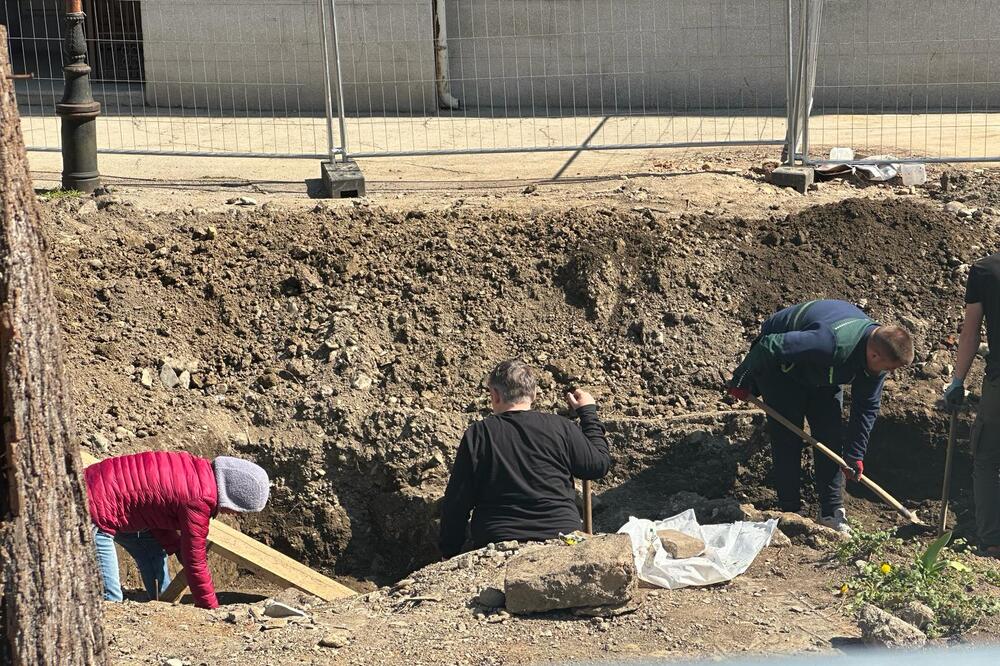 GROB SA OSTACIMA SKELETA PRONAĐEN U CENTRU ČAČKA: Kopali kanal za vodovodne cevi, a onda je usledio šok (FOTO)