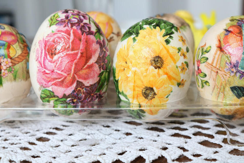 BAKA NAM OTKRIVA SVOJU TAJNU DEKORISANJA USKRŠNJIH JAJA: Evo kako da izbelite i OFARBATE jaja DEKUPAŽOM