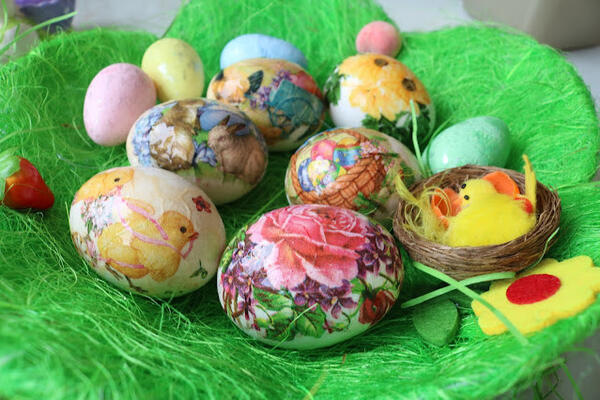 KAKO SKUVATI JAJA ZA USKRS? Uz ova 3 laka trika vam neće pucati! Efikasno, a prelako