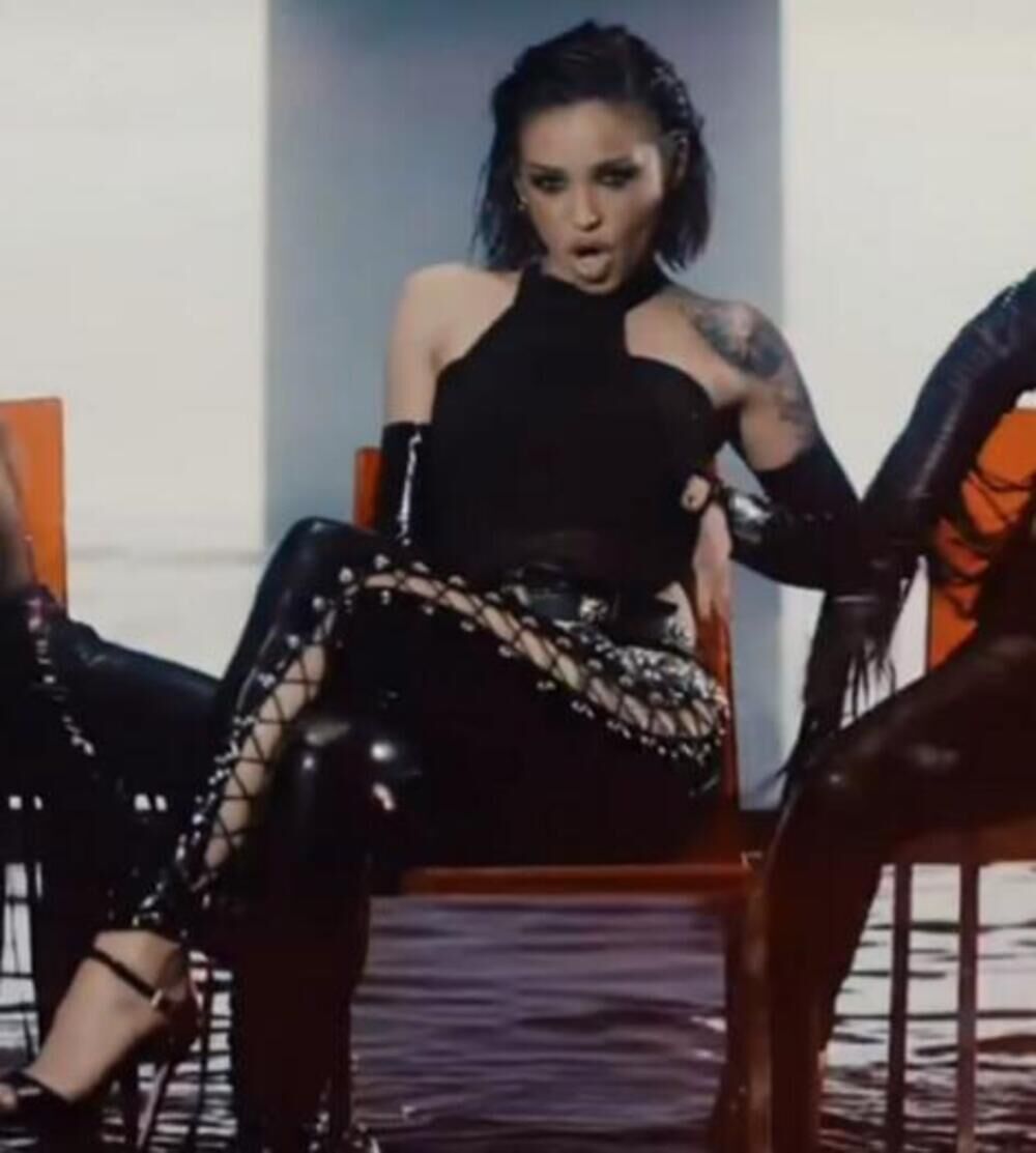 Batalila nošnju pa uskočila u lateks