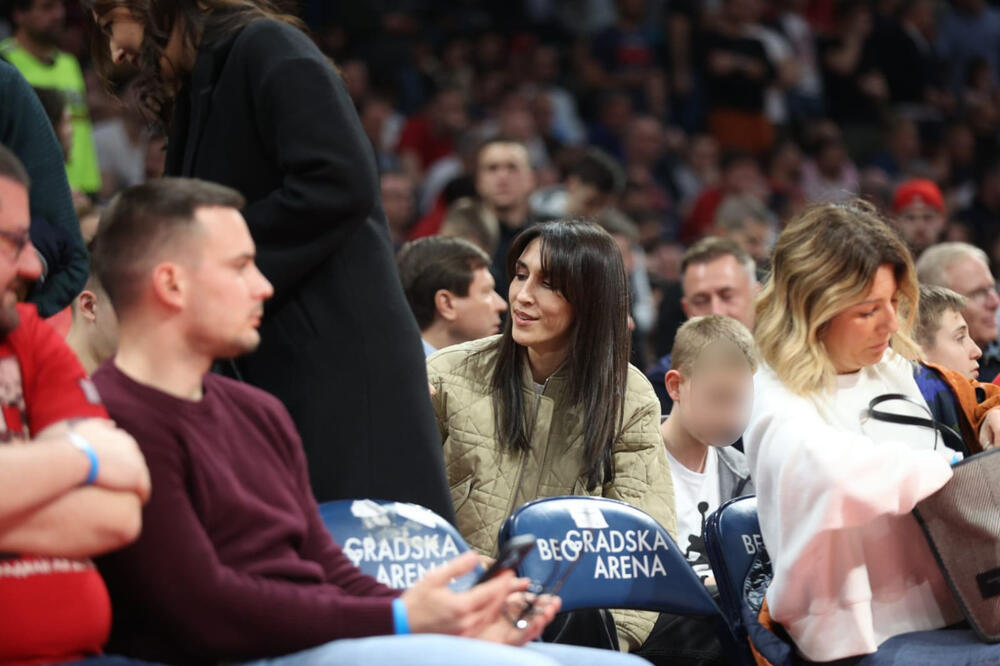 ŠTA JELISAVETA RADI NA TRIBINAMA DOK JE TEODOSIĆ NA TERENU? ISPLIVAO TAJNI SNIMAK: Nije onako kao što IZGLEDA