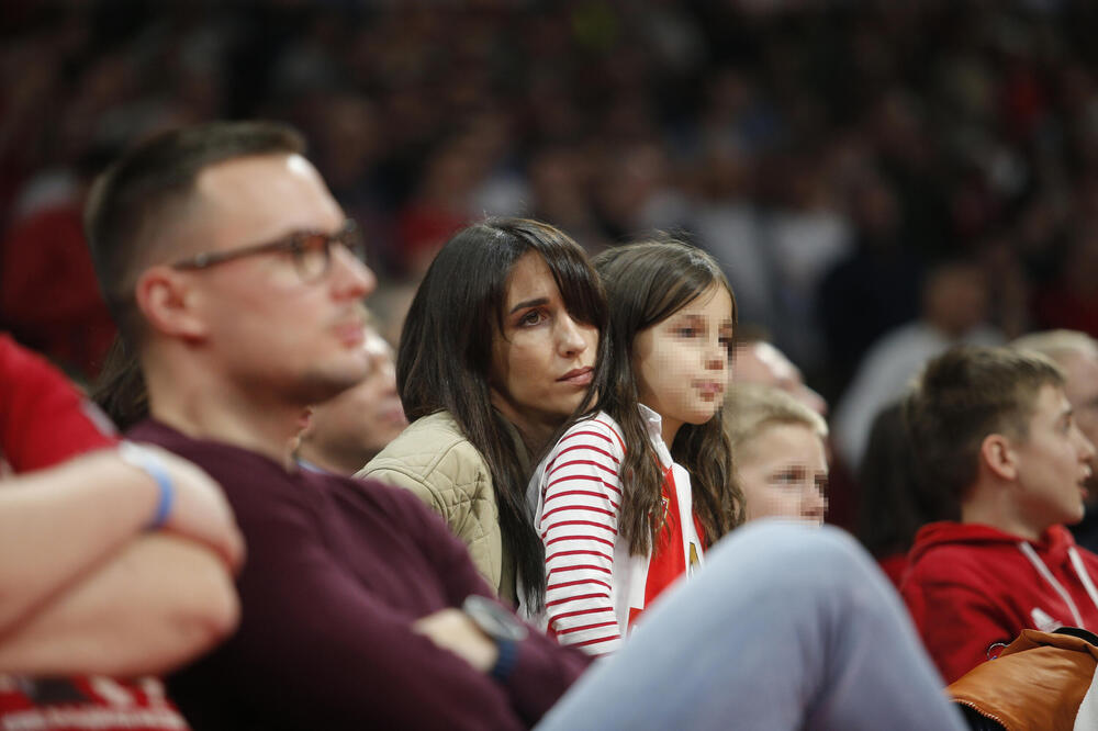 ŠTA JOJ BI? JELISAVETA ORAŠANIN SVE ŠOKIRALA PROMENOM, NAVIJAČI PALI U TRANS: Kako li je Milošu bilo na TERENU?
