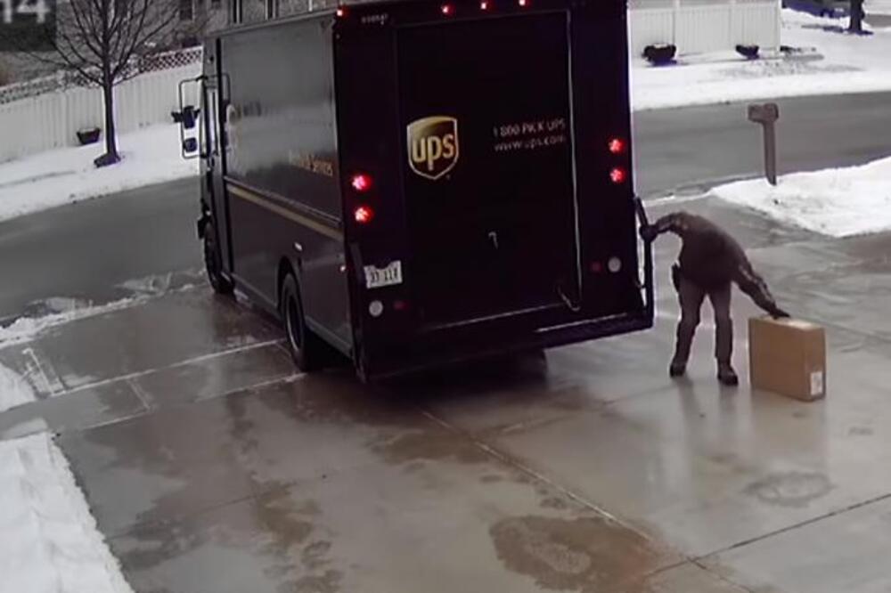 DOSTAVLJAČ JE MISLIO DA GA NIKO NE VIDI, A KAMERA JE BILA UKLJUČENA: Kad su vratili snimak, ostali su u šoku