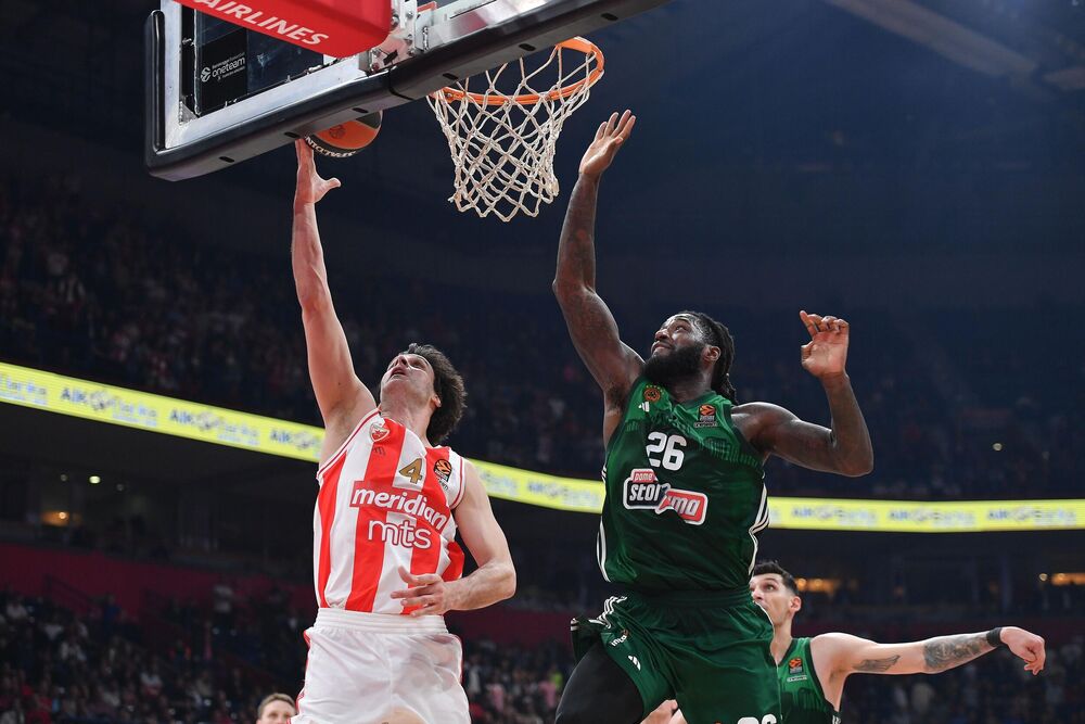 Matijas Lesor u delu sa Milošem Teodosićem pokušava da mu lupi rampu