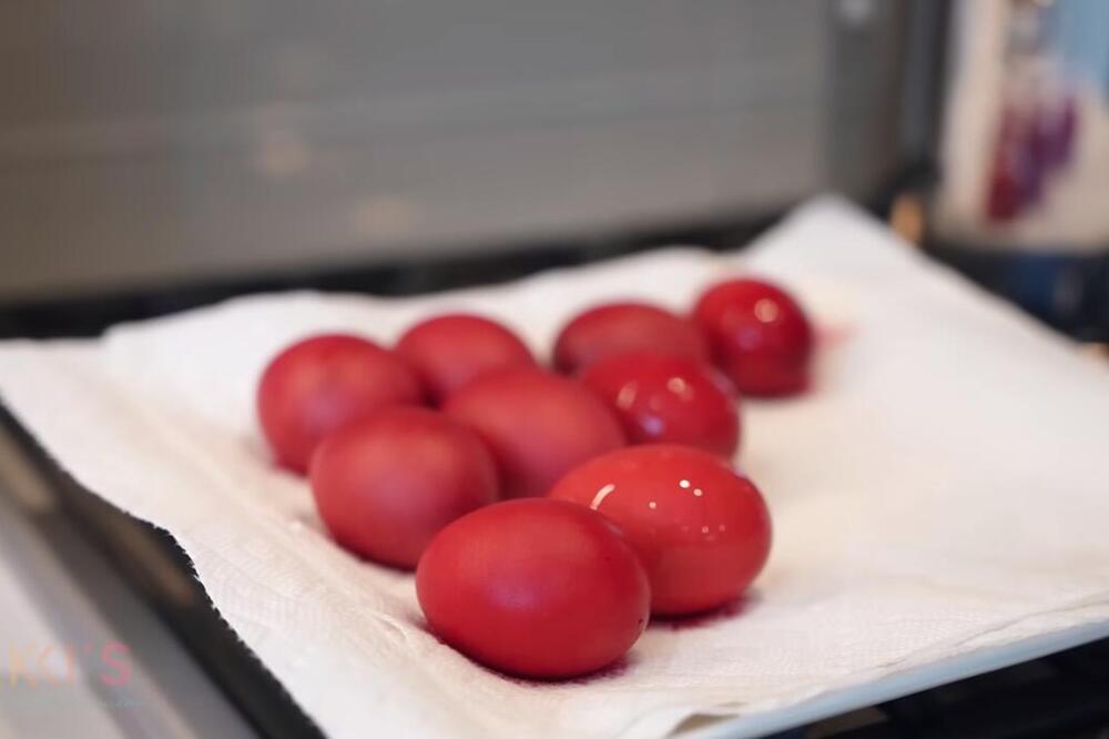 EVO KAKO DA IZBEGNETE GREŠKE DOK FARBATE JAJA: Boja će biti UJEDNAČENA AKO URADITE TAČNO OVAKO - nema greške