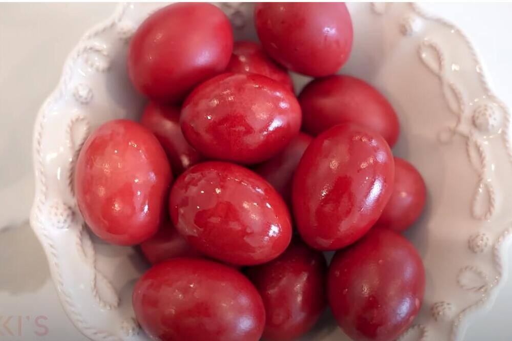 OVAKO GRCI DOBIJAJU ŽARKO CRVENA JAJA: Ne postoji MOĆNIJA tehnika od ove, zbog BOJE ćete pasti na leđa (VIDEO)