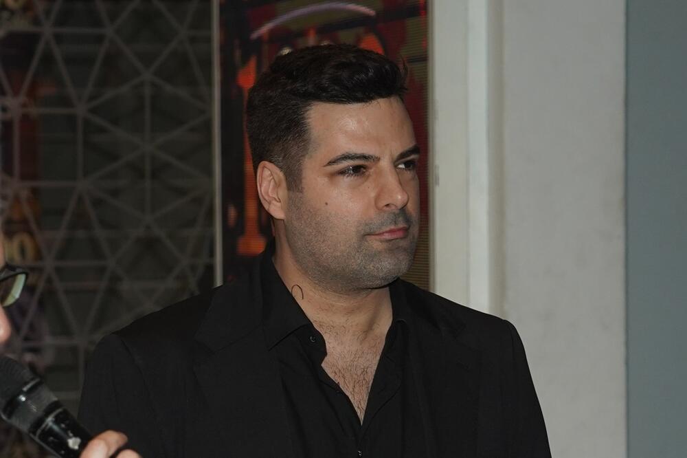 NA GALA SLAVLJU SE POJAVIO I ON: Nikola Burovac u pratnji POZNATE SUPRUGE i sina pokupio sve POGLEDE, promenio se