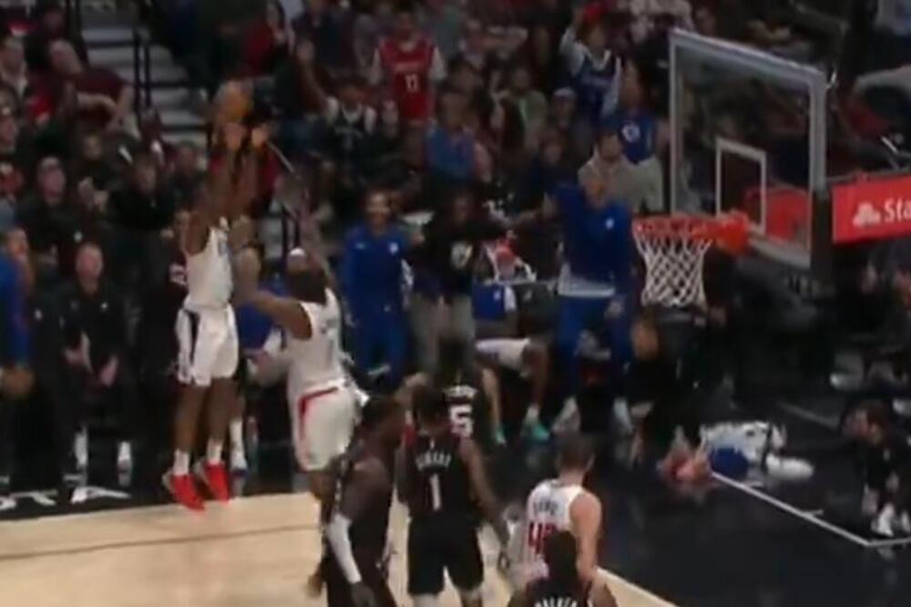 AKO MISLITE DA STE SVE VIDELI, VARATE SE: Harden pokušao da ''lupi bananu'' SVOM saigraču - presmešna scena! VIDEO