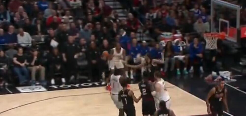 Trenutak kada Džejms Harden kreće prema svom saigraču da mu ''lupi bananu''