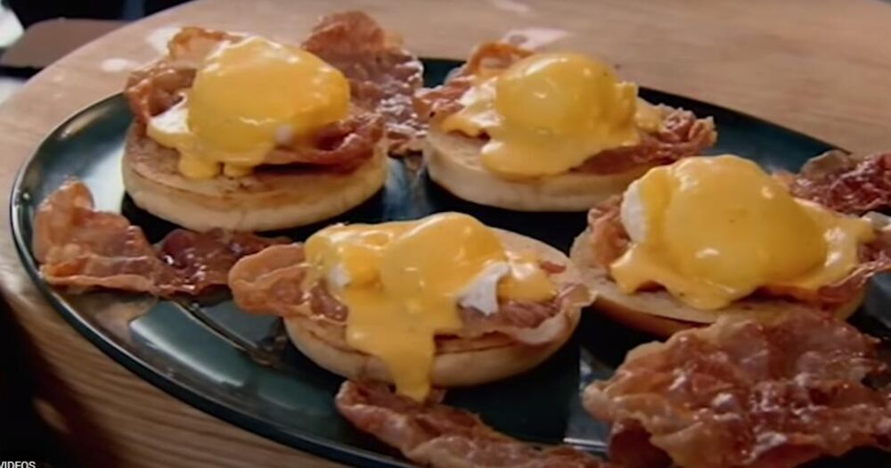 Jaja Benedikt se sastoje of engleskog mafina, slanine, poširanog jaja i holandez sosa