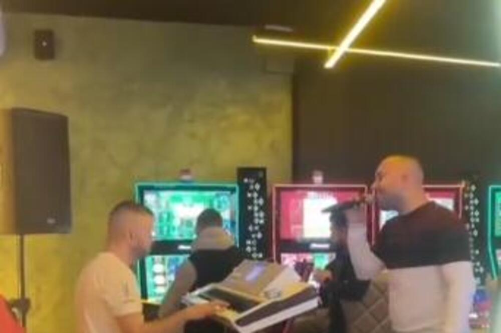 "PUBLIKA NA APARATIMA BUKVALNO" Hit snimak žive svirke u kazinu zapalio Balkan,"udaraju voćkice" i vesele se! VIDEO