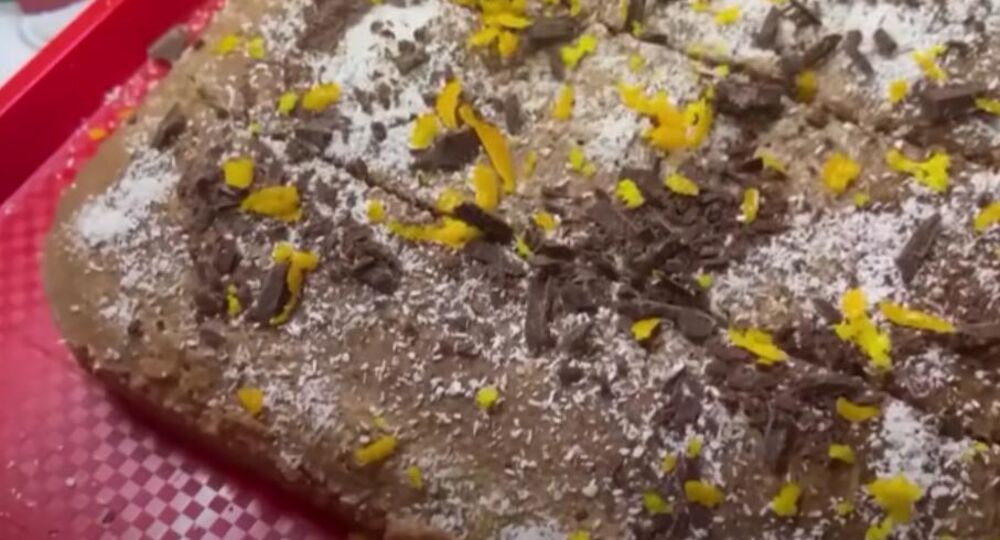 Svetogorski jafa kolač na tacni