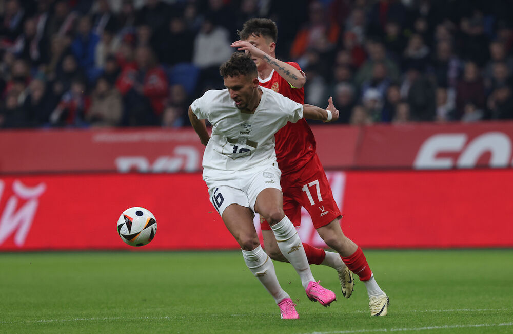 Strahinja Eraković (levo) tokom prijateljske utakmice Rusije i Srbije