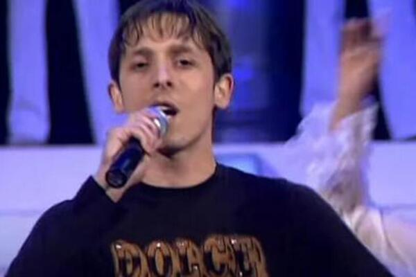 DA LI PREPOZNAJETE PEVAČA SA FOTKE? Danas je u braku sa 14 godina MLAĐOM, za njega kažu da je Šabanov NASLEDNIK