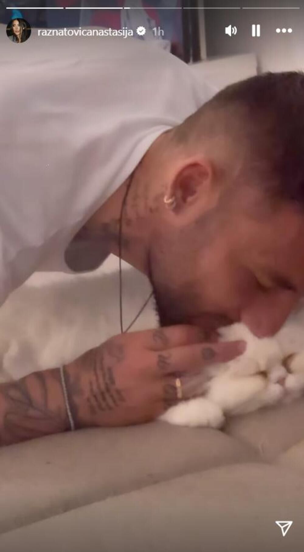 Nemanja Gudelj sa kućnim ljubimcem