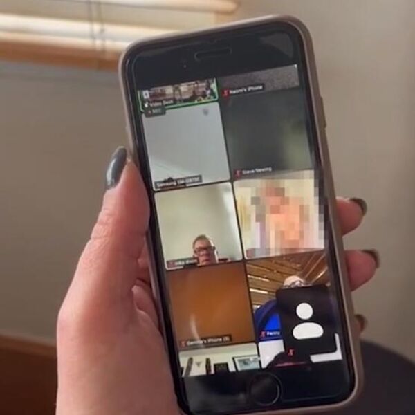 ŽENA SLUČAJNO UPALILA KAMERU U TOKU PRENOSA SAHRANE: Mislila da je ne vide pa se SKINULA i BRIJALA...(VIDEO)