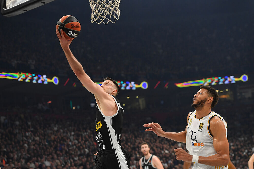 Aleksa Avramović (levo) na utakmici Partizana i Real Madrida u sezoni 2023/24 Evrolige