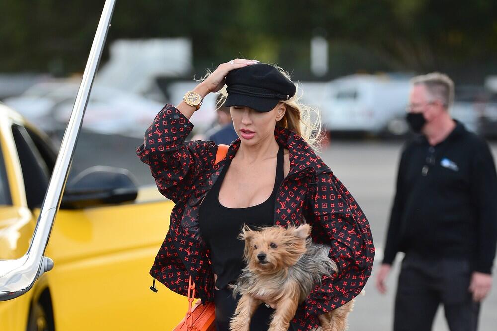 UŽAS! UHAPŠEN MUŽ POZNATE PLAVUŠE NAKON ŠTO JE POGODIO FLAŠOM BEBU: Izveli ga GOLOG na ulicu, JEZIV PRIZOR