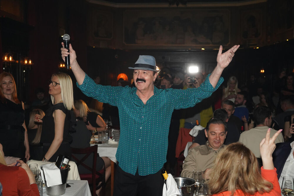 U jednom trenutku pevaču je prišla mlađa devojka