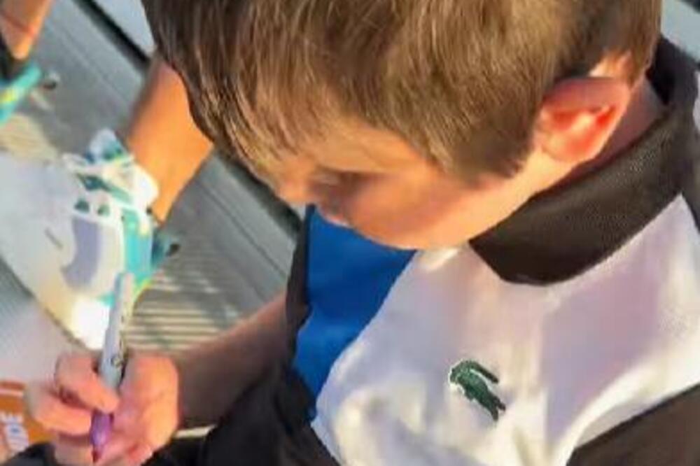 ĐOKOVIĆ ĆE SE ISTOPITI KADA VIDI OVAJ SNIMAK: On je definitivno najveći Novakov fan! (VIDEO)