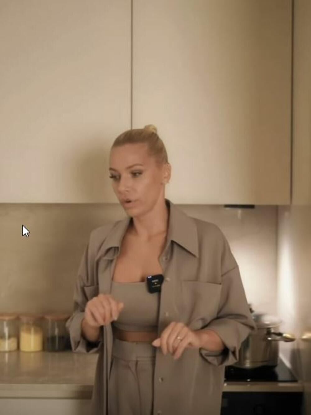 Prostorije su raspoređene tako da su u jednom delu smešteni kuhinja, trepezarija i dnevni boravak