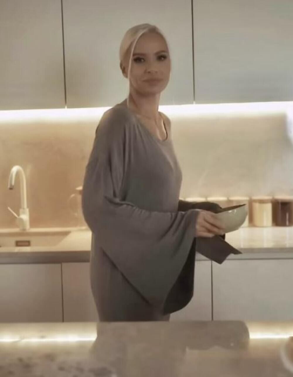 Na Instagramu deli kadrove iz dela stana u kom priprema zdrave obroke