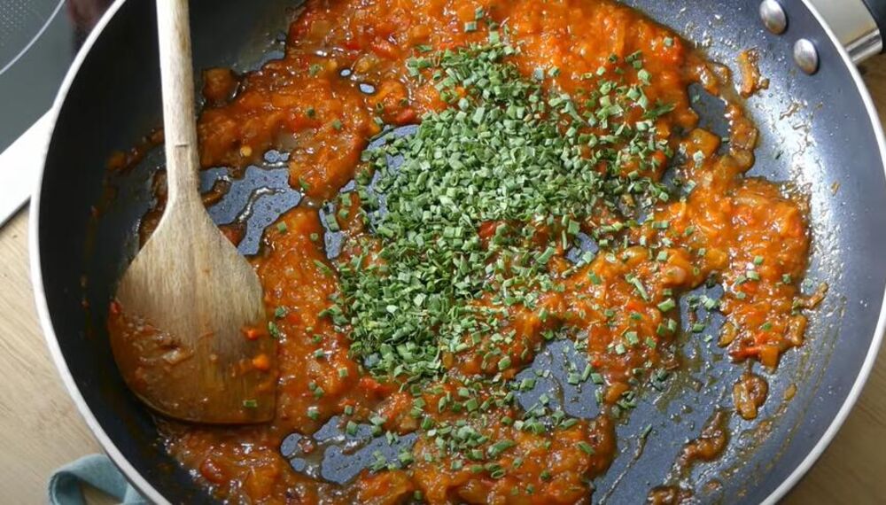 Peršun i paradajz u tiganju