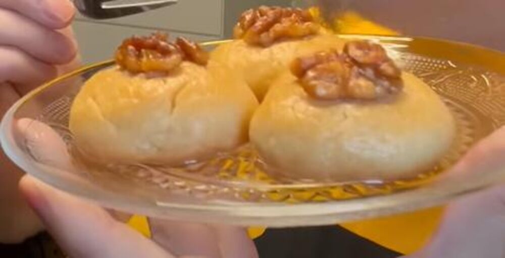 Turski kolač 'haremski san' na tanjiru