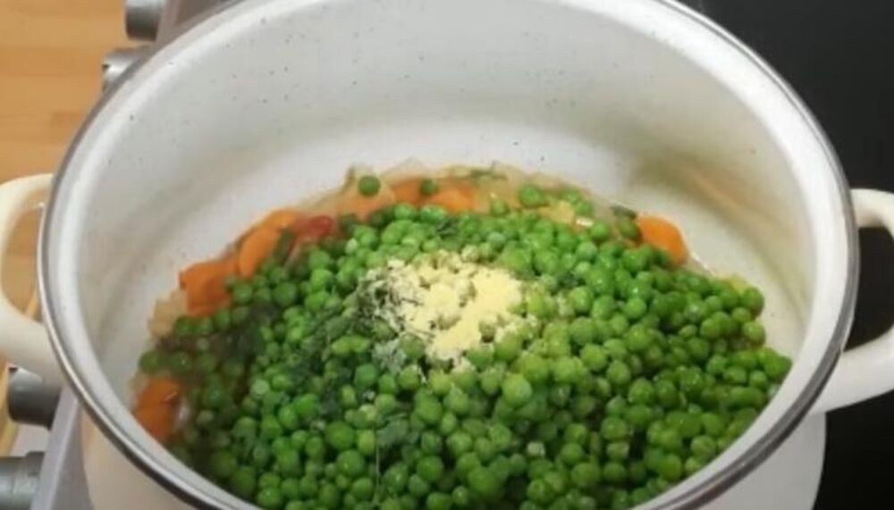 Grašak, začini i povrće u šerpi