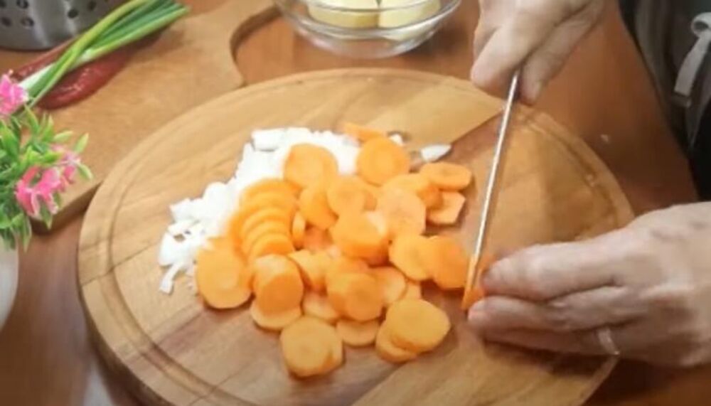 Seckanje crnog luka i šargarepe