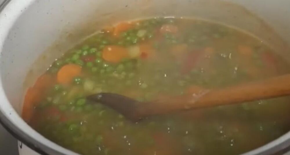 Kuvanje mladog graška na vodi