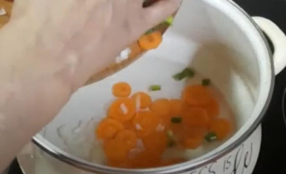 Šargarepa, crni luk i voda u šerpi