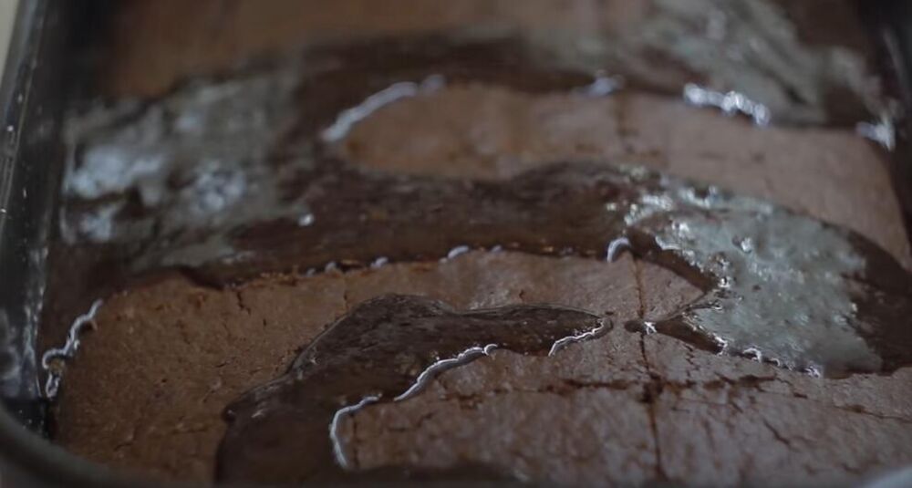 Prelivanje bugarskog kolača 'pijana kaluđerica'