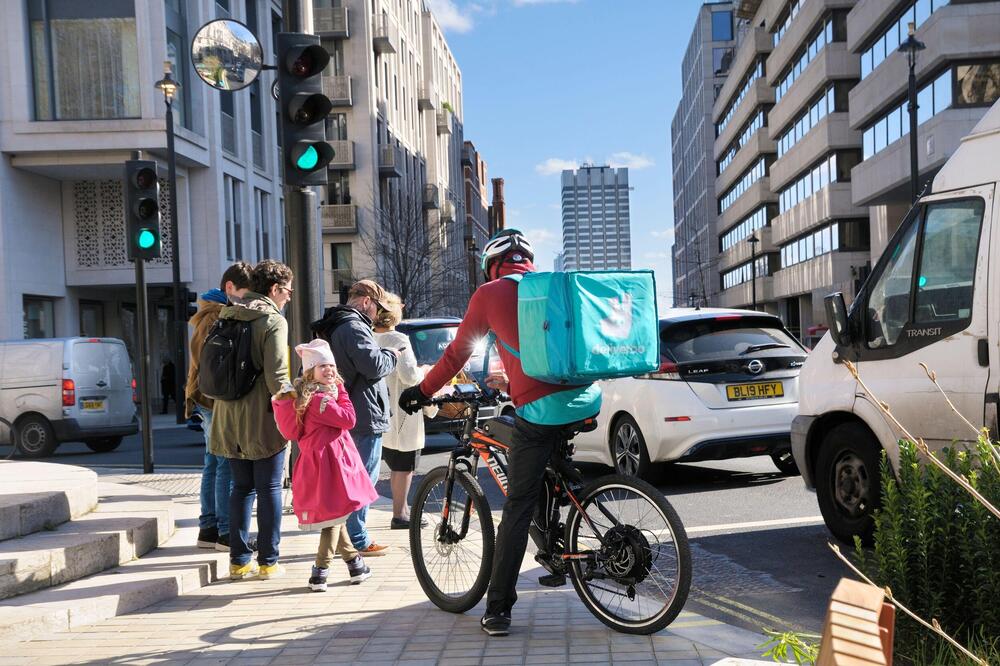 Evo koliko dostavljač hrane zarađuje u Parizu: Mladić progovorio o poslu koji mnogi opisuju kao "MODERNO ROPSTVO"