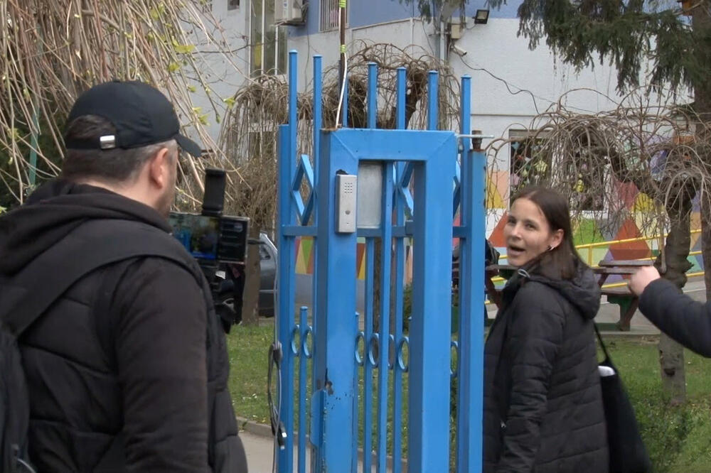 EMOTIVAN PRIZOR ISPRED CENTRA ZA SOCIJALNI RAD U NOVOM SADU: Ana Mihaljica konačno odvodi decu kući (VIDEO)