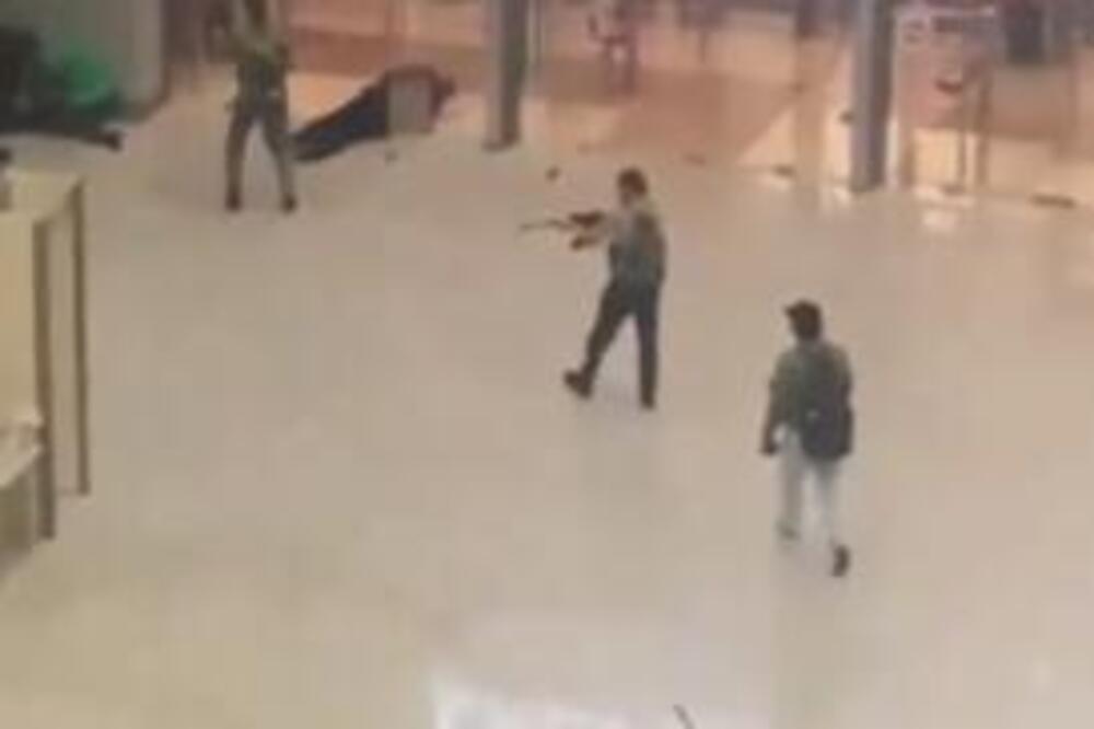 JEZIVI SNIMCI NAPADA U MOSKVI SE ŠIRE INTERNETOM: Ima mrtvih i ranjenih (UZNEMIRUJUĆ VIDEO)