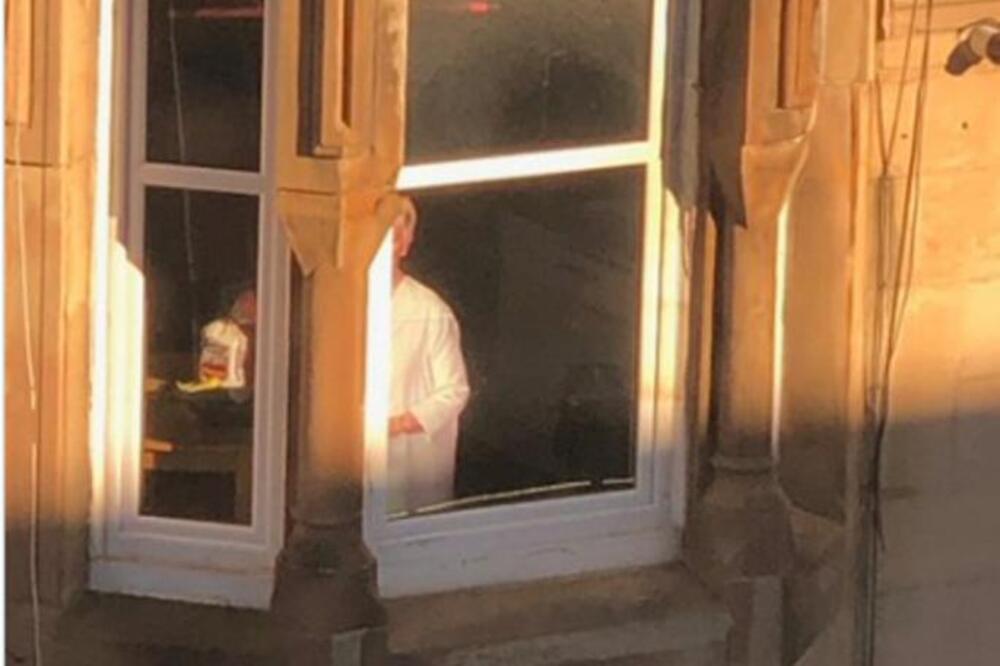 UOČILA JE ŽENSKU FIGURU NA PROZORU KOJA SE NE POMERA: Kad je saznala istinu, život joj se zauvek promenio (FOTO)